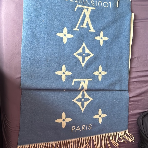 New AutheticLouis Vuitton cashmere reversible scarf-selling I've never been worn - Picture 3 of 4